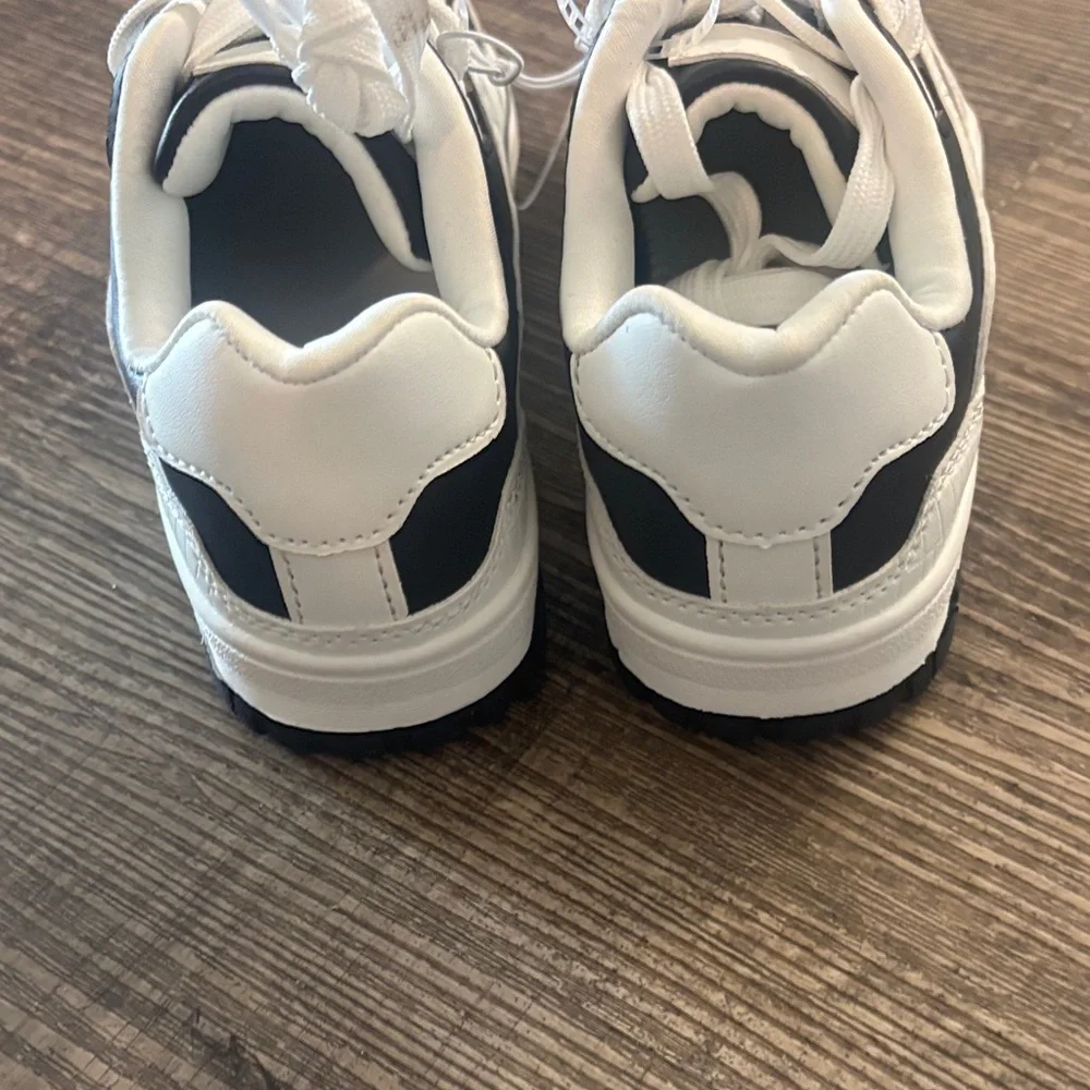 Link Monochrome Lace-Up Sneakers